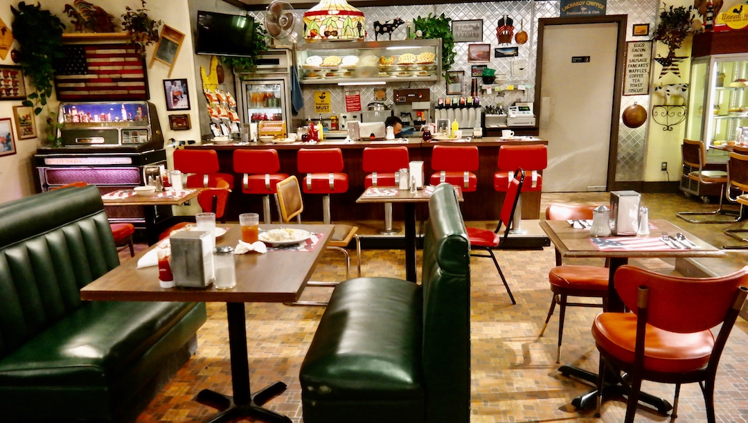 Bob Hearts Abishola, Diner