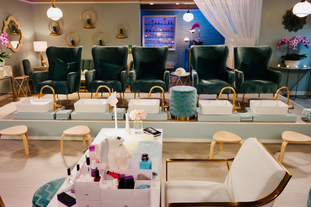 Bob Hearts Abishola, Nail Salon